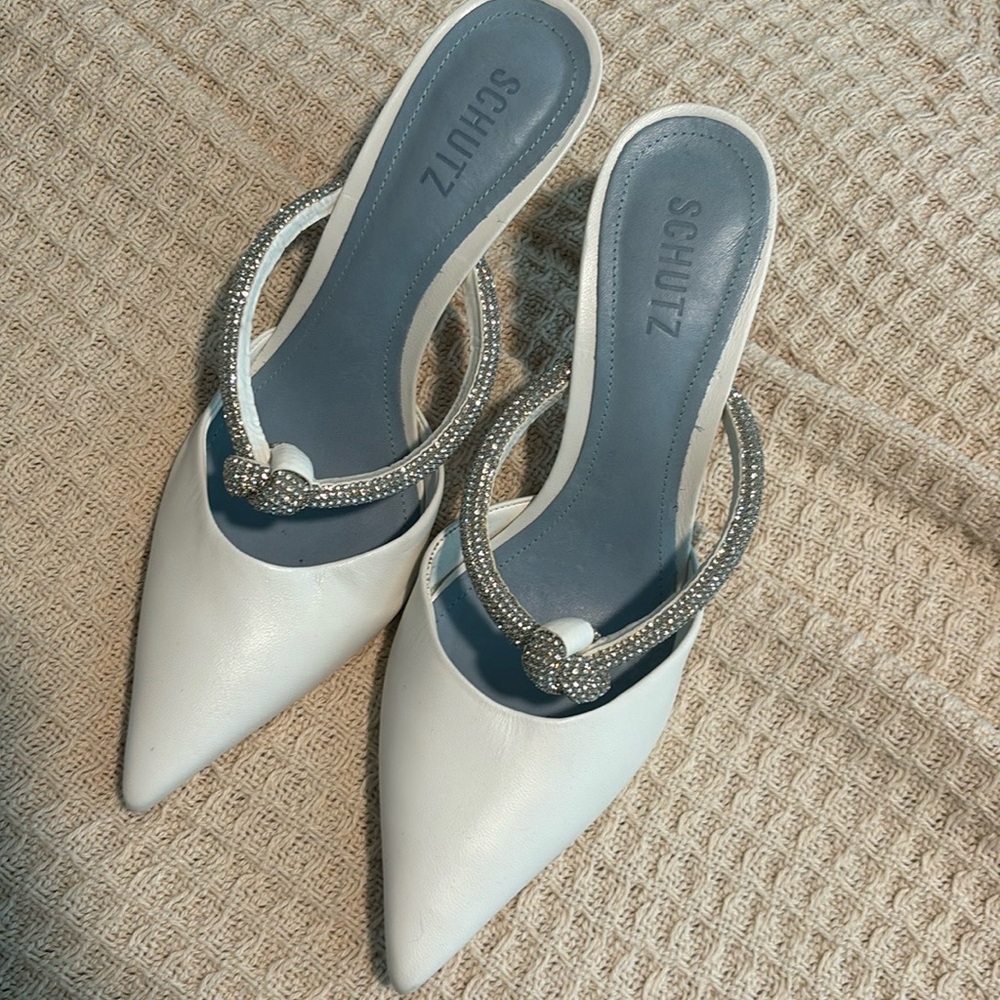 Schutz pearl heel - size 10. Right heel missing bottom sole.